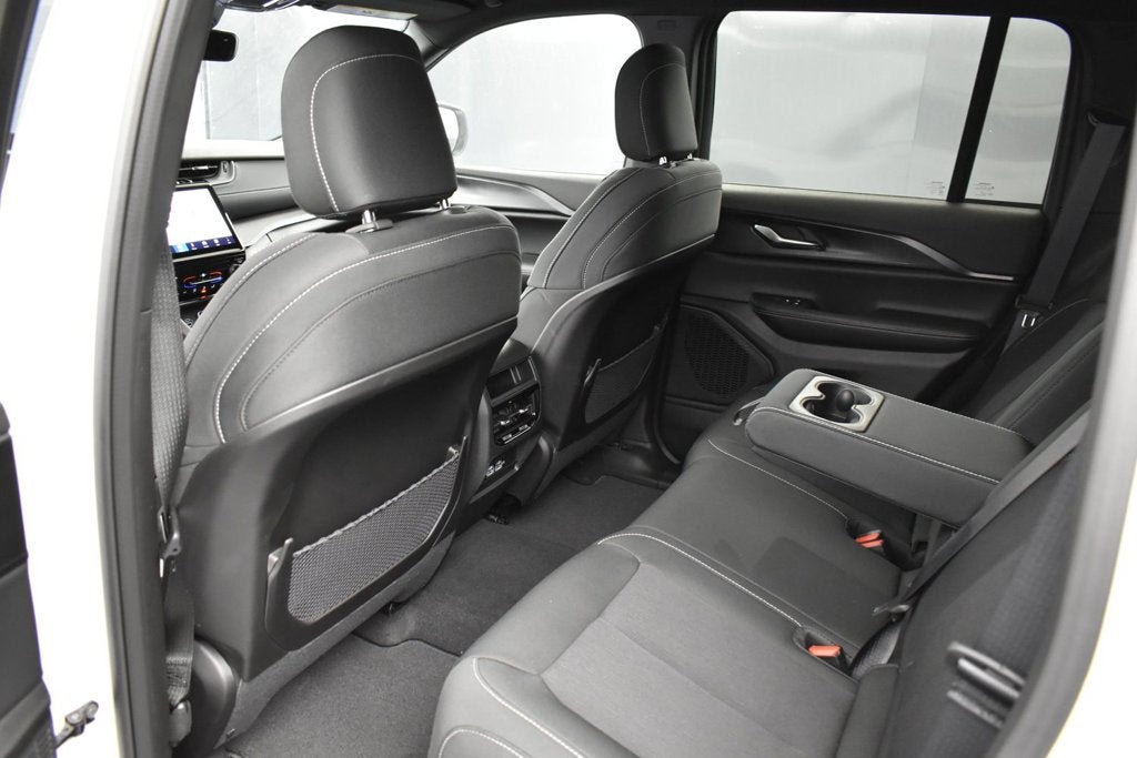 2027 Jeep Grand Cherokee GRAND CHEROKEE LAREDO 4X2