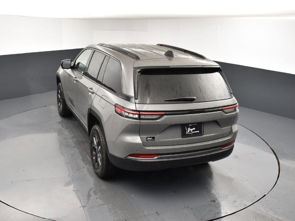 2027 Jeep Grand Cherokee Laredo Altitude