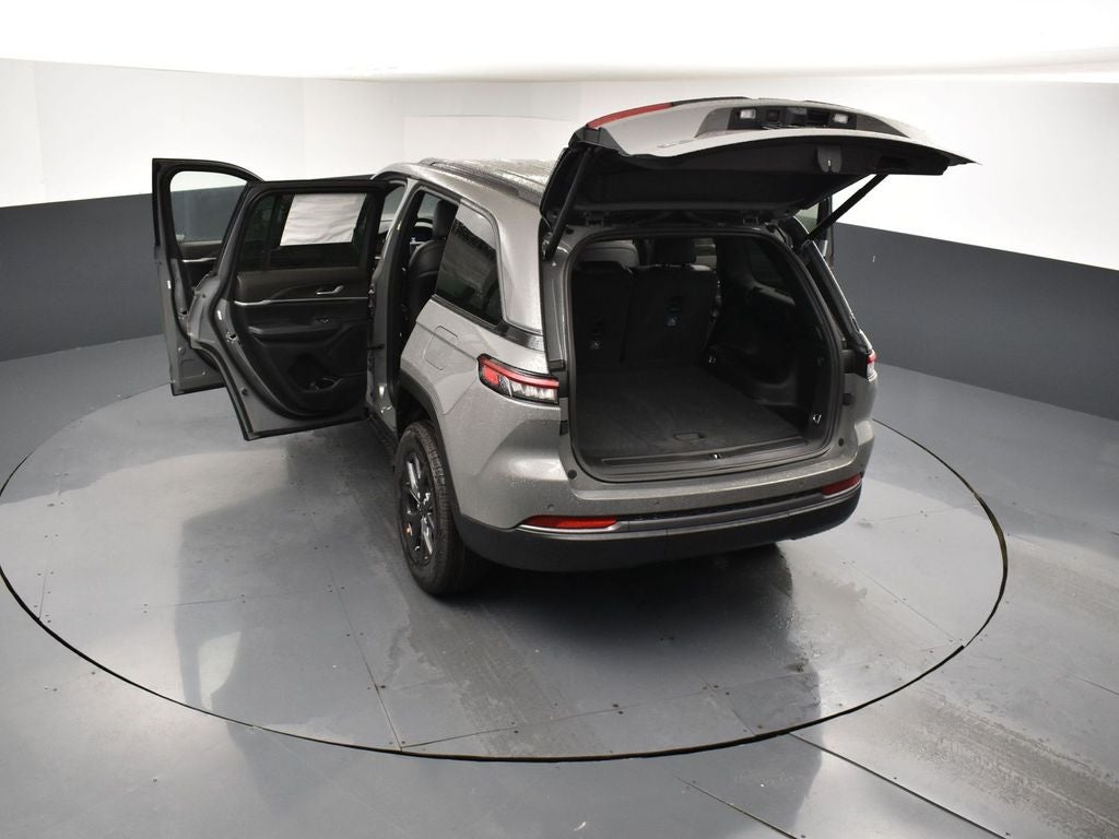 2027 Jeep Grand Cherokee Laredo Altitude