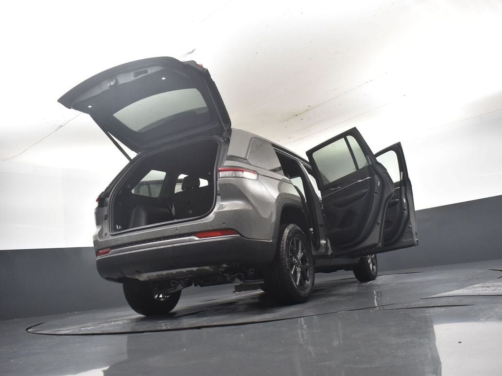 2027 Jeep Grand Cherokee Laredo Altitude