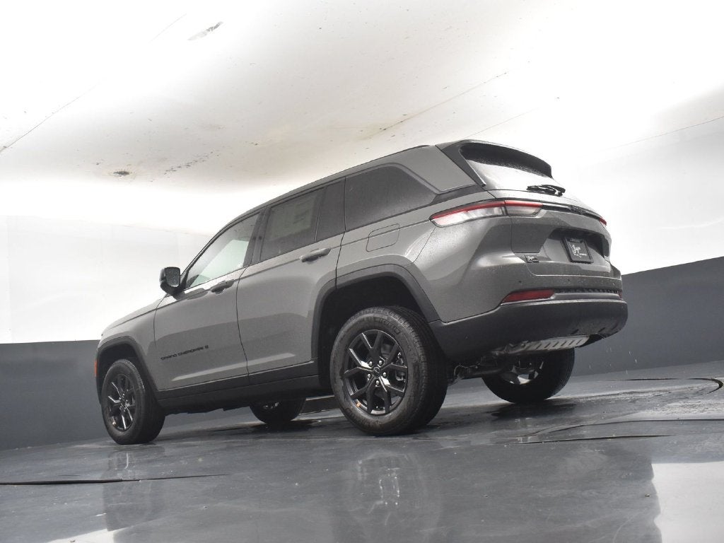 2027 Jeep Grand Cherokee Laredo Altitude