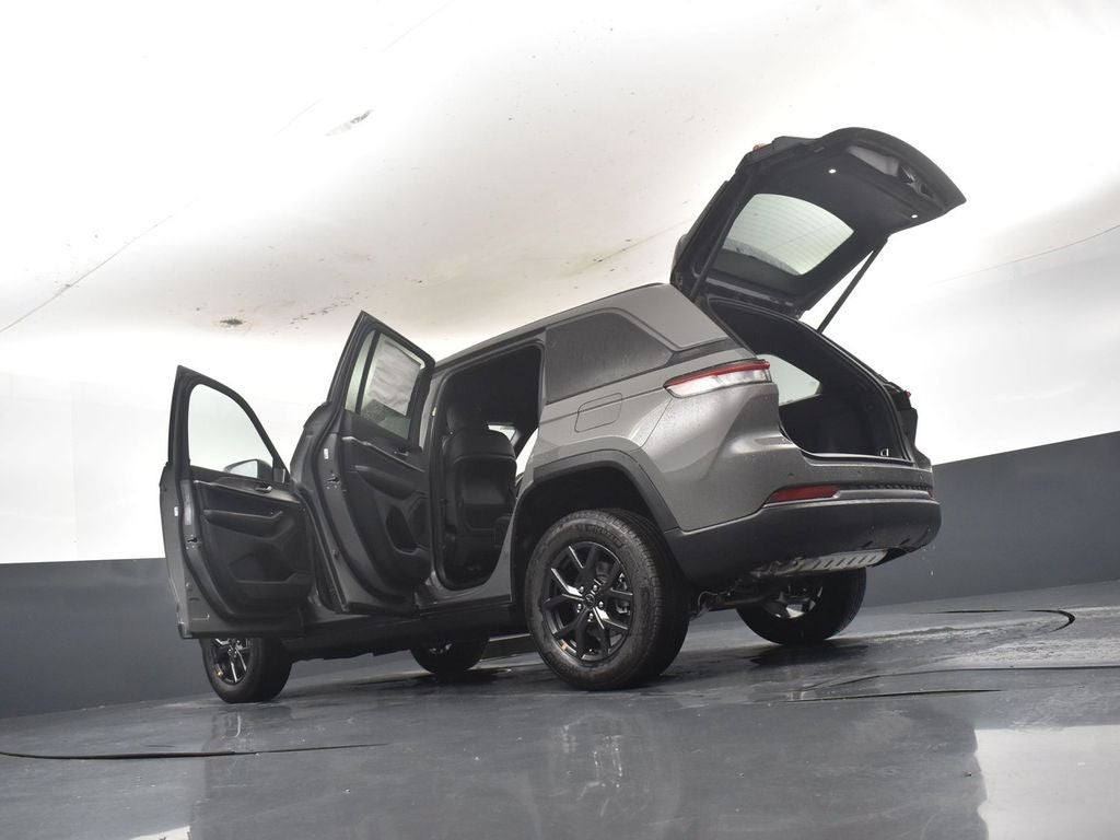 2027 Jeep Grand Cherokee Laredo Altitude