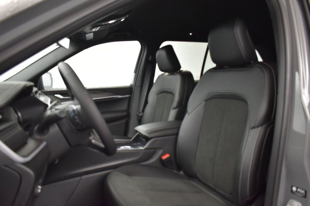 2027 Jeep Grand Cherokee Laredo Altitude