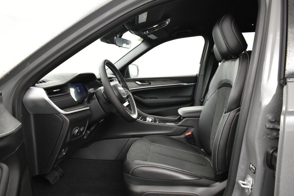 2027 Jeep Grand Cherokee Laredo Altitude