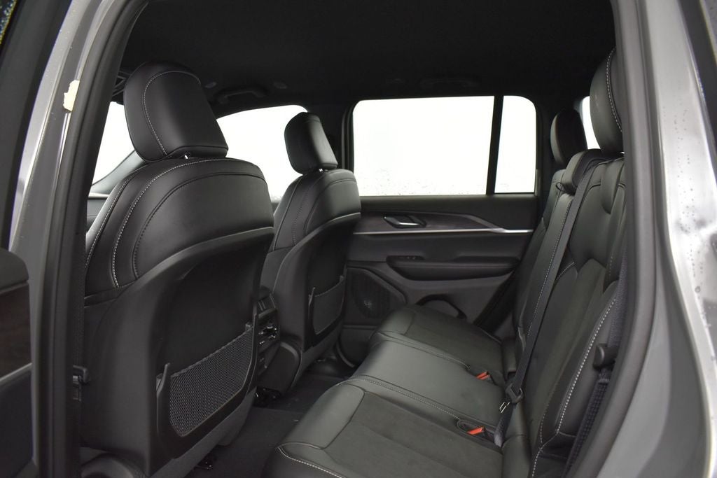 2027 Jeep Grand Cherokee Laredo Altitude