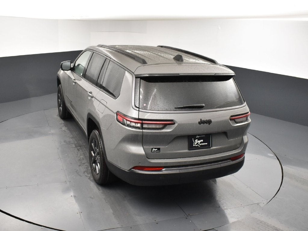 2027 Jeep Grand Cherokee Laredo Altitude