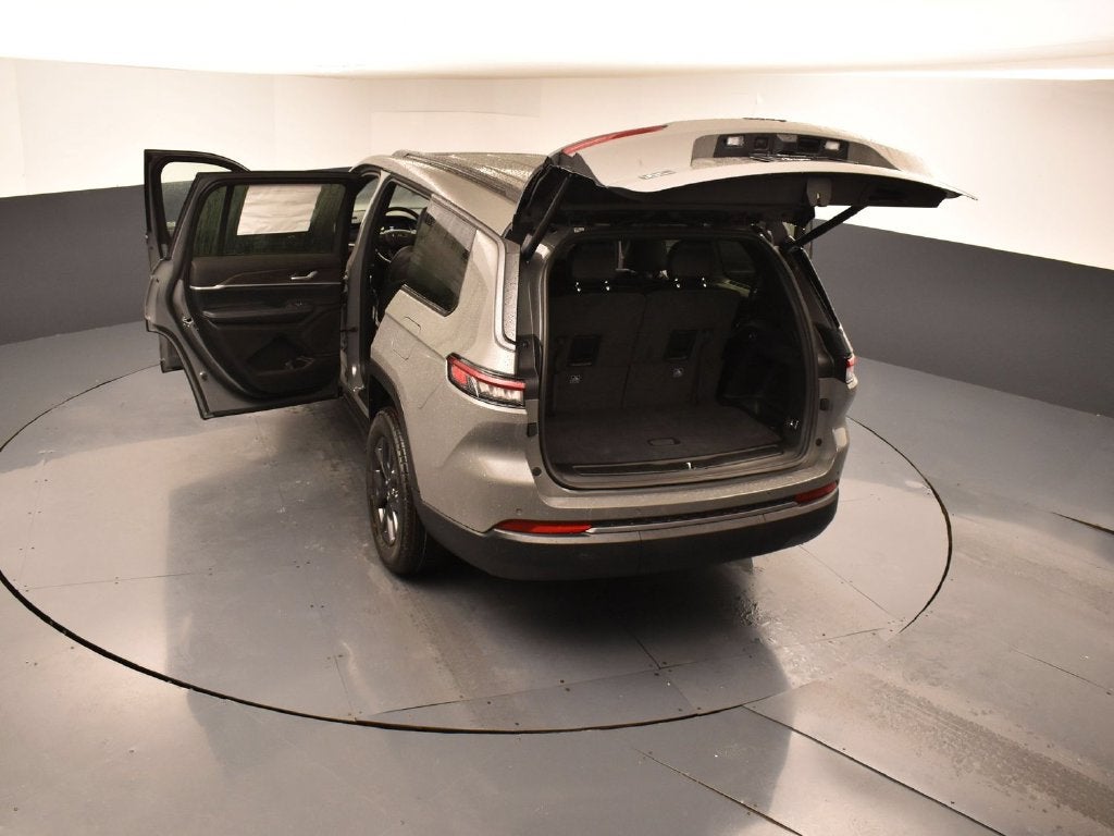 2027 Jeep Grand Cherokee Laredo Altitude