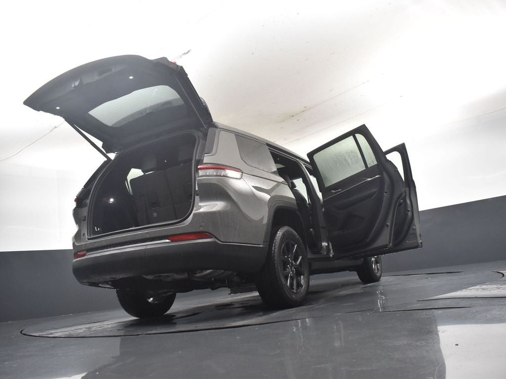 2027 Jeep Grand Cherokee Laredo Altitude