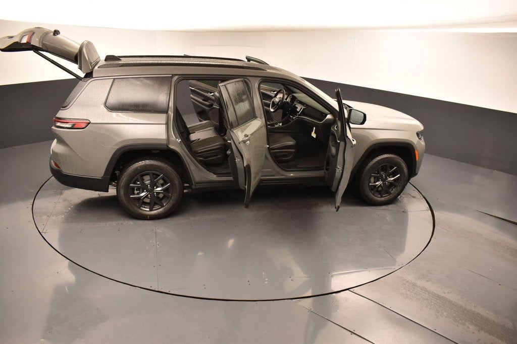 2027 Jeep Grand Cherokee Laredo Altitude