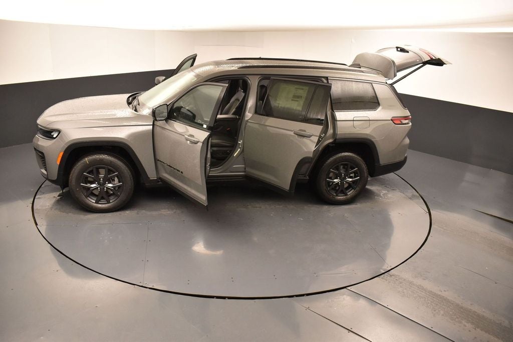 2027 Jeep Grand Cherokee Laredo Altitude