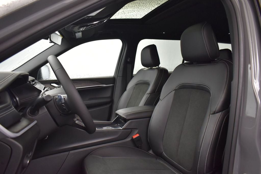 2027 Jeep Grand Cherokee Laredo Altitude