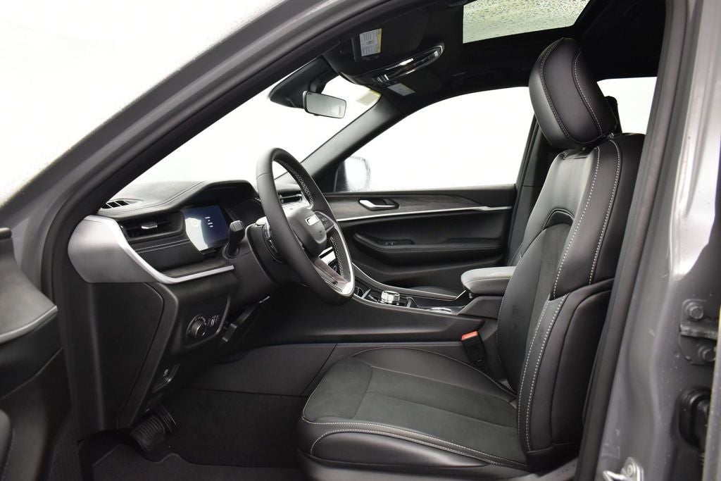 2027 Jeep Grand Cherokee Laredo Altitude