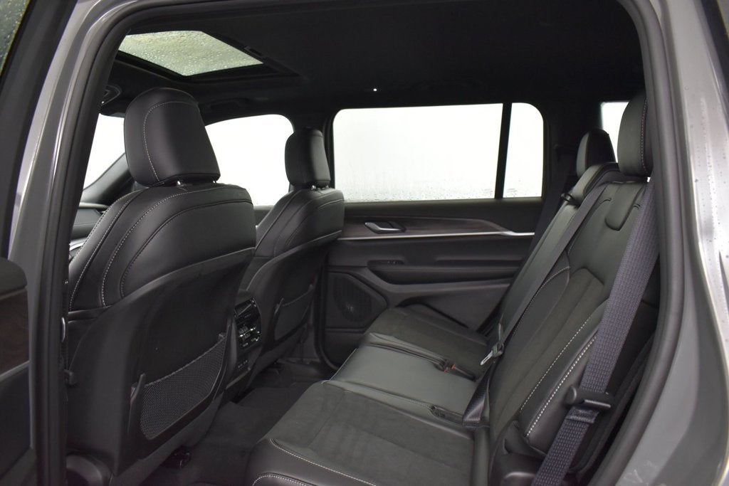 2027 Jeep Grand Cherokee Laredo Altitude