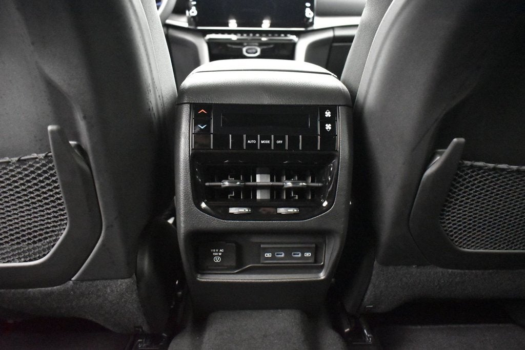 2027 Jeep Grand Cherokee Laredo Altitude