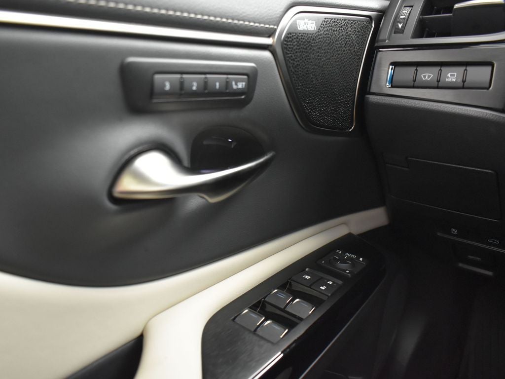 2025 Lexus ES 300h Ultra Luxury